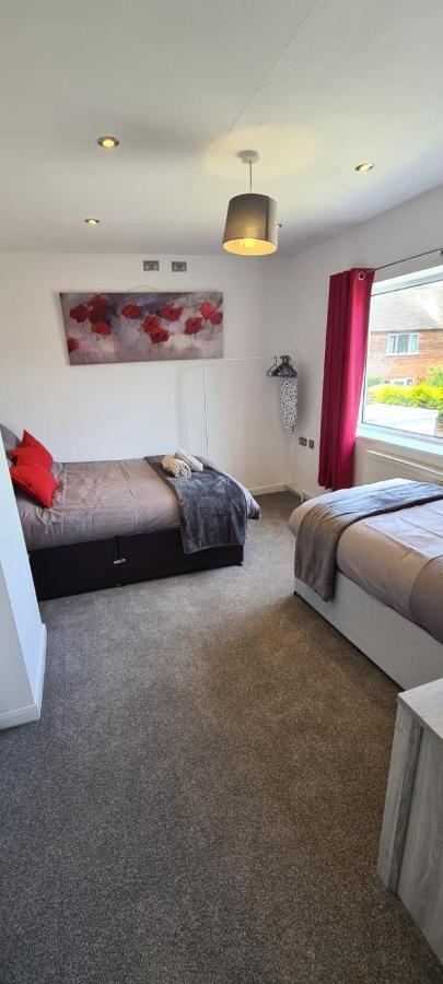Apartment Well Presented 3 Bed House- 9 Guests - Great For Leisure Or Contractors -ng8 Postcode