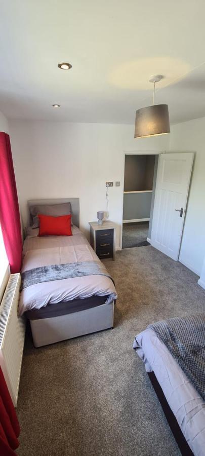 Well Presented 3 Bed House- 9 Guests - Great For Leisure Or Contractors -ng8 Postcode Apartment Nottingham